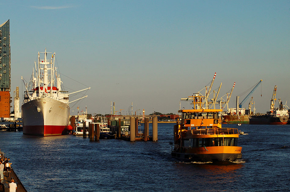 Das HADAG Schiff Altenwerder an den Landungsbrücken