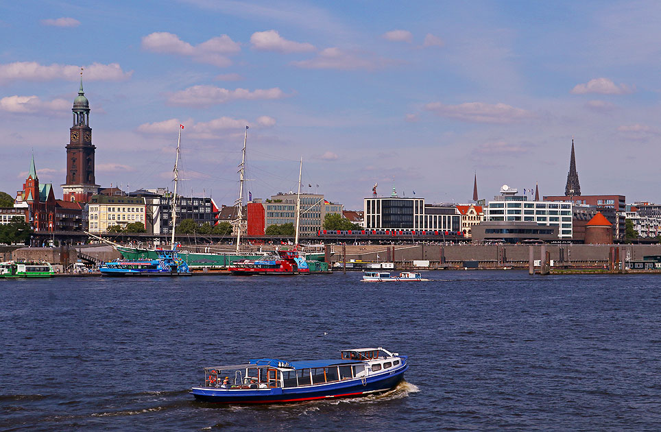 Die Barkasse Nina vor den Hamburger Landungsbrücken