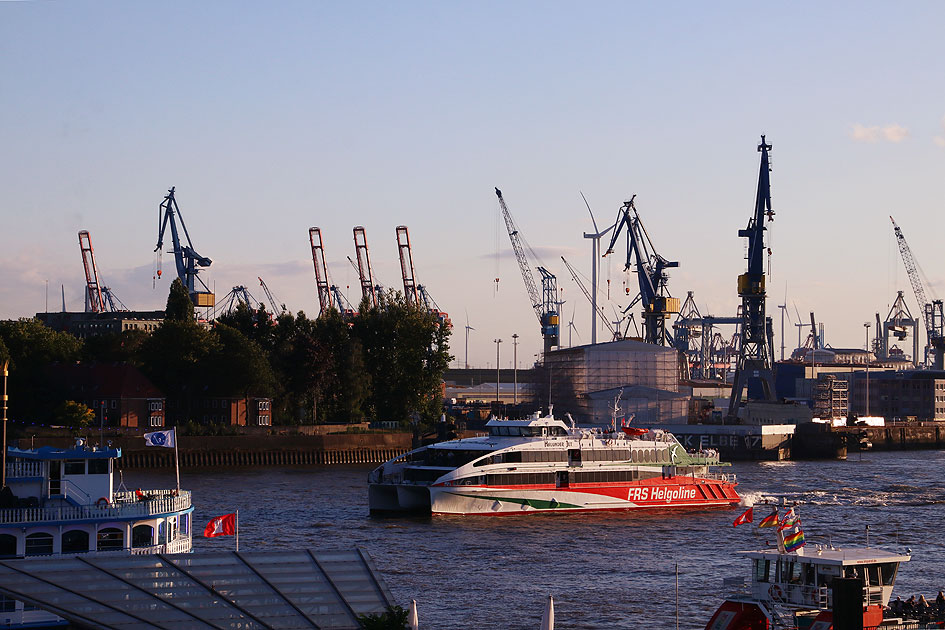 Das Halunder Jet der FRS Helgoline in Hamburg