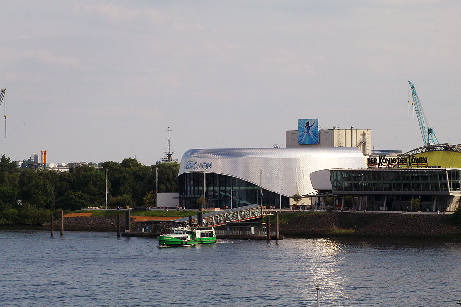 Die Theater im Hafen mit Die Eiskönigin und Der König der Löwen im Hamburger Hafen mit dem HADAG Schiff Blankenese