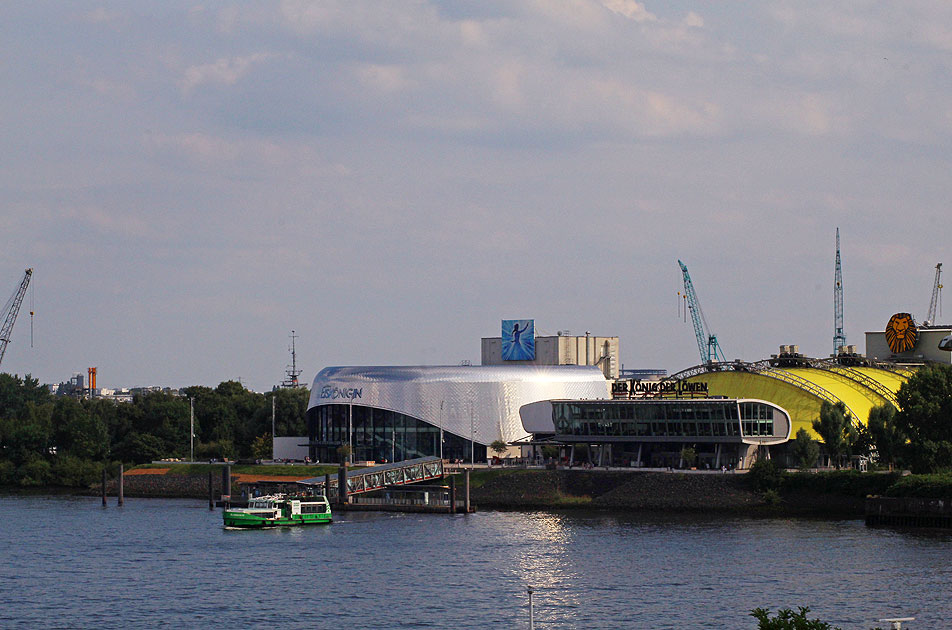 Die Theater im Hafen mit Die Eisk&ouml;nigin und Der K&ouml;nig der L&ouml;wen im Hamburger Hafen mit dem HADAG Schiff Blankenese