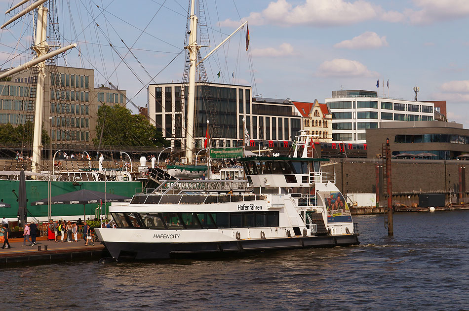 Das HADAG Schiff Hafencity an den St. Pauli Landungsbrücken in Hamburg