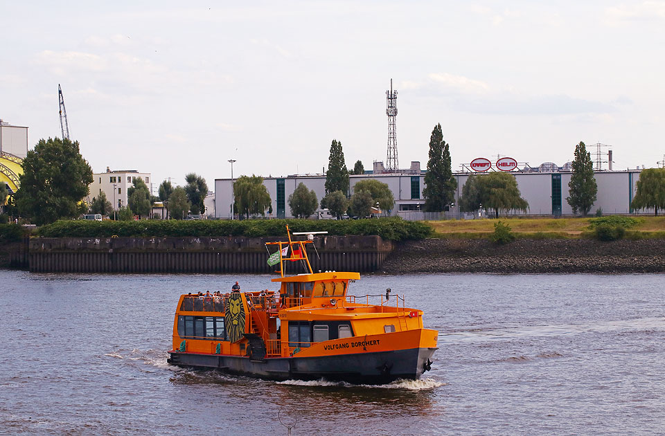 Die HADAG F&auml;hre Wolfgang Borchert vor den Landungsbr&uuml;cken
