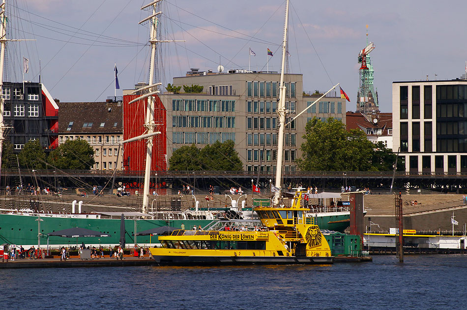 Das HADAG Schiff Tollerort an den St. Pauli Landungsbrücken in Hamburg