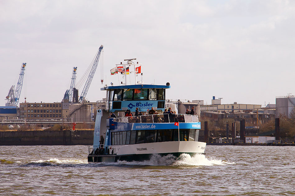 Das HADAG Schiff &Ouml;velg&ouml;nne an den St. Pauli Landungsbr&uuml;cken in Hamburg
