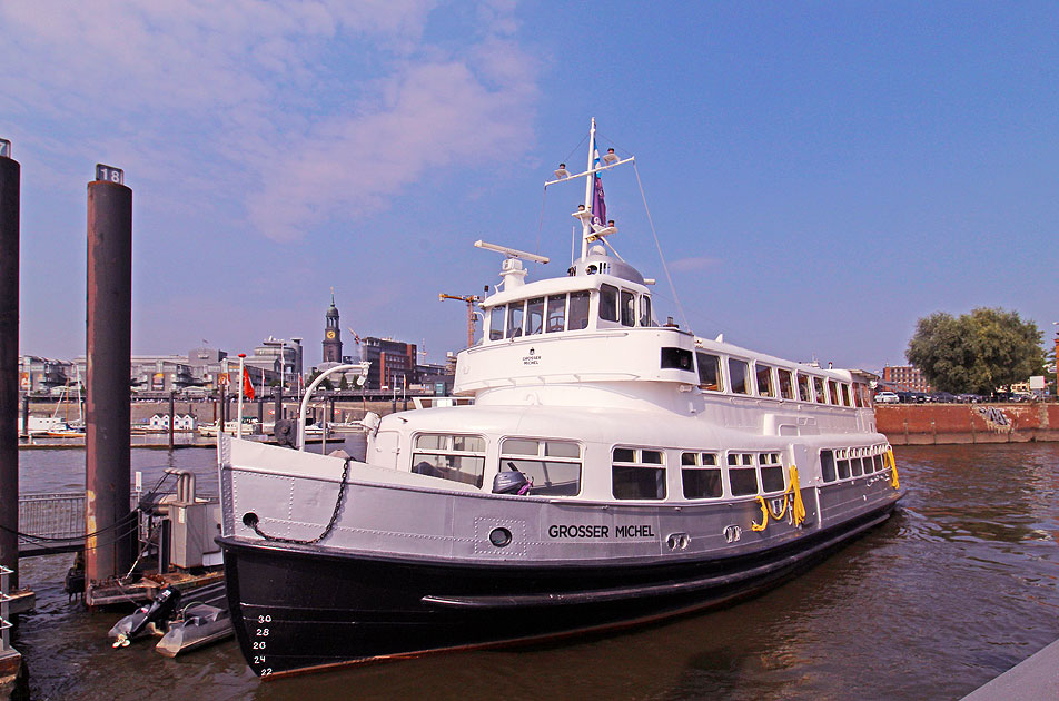 Das HADAG Schiff Gro&szlig;er Michel am Anleger Sandtorh&ouml;ft