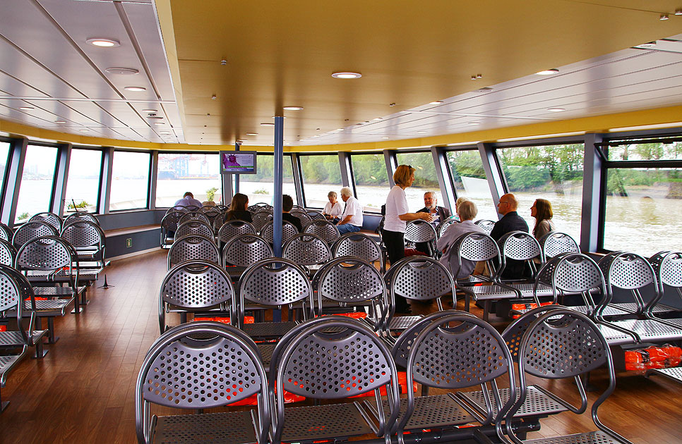 Das HADAG Schiff Elbphilharmonie von innen