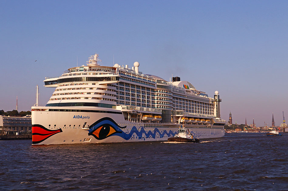 Das Kreuzfahrtschiff Aidaperla im Hamburger Hafen vor dem Kreuzfahrtterminal Altona