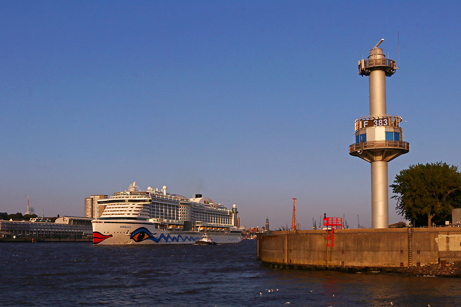 Das Kreuzfahrtschiff Aidaperla im Hamburger Hafen vor dem Kreuzfahrtterminal Altona