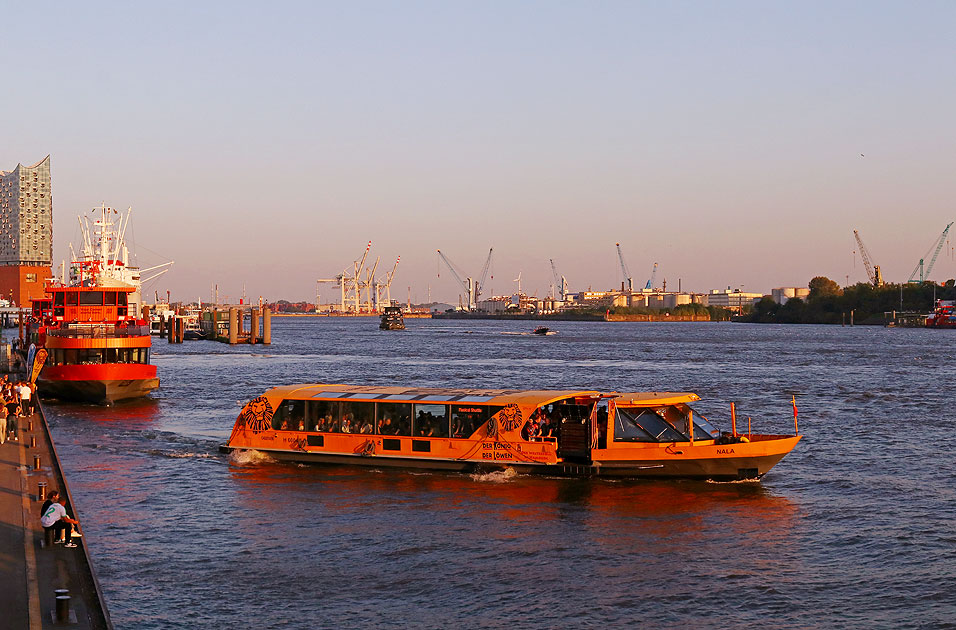 Das HADAG Schiff Nala an den St. Pauli Landungsbrücken in Hamburg