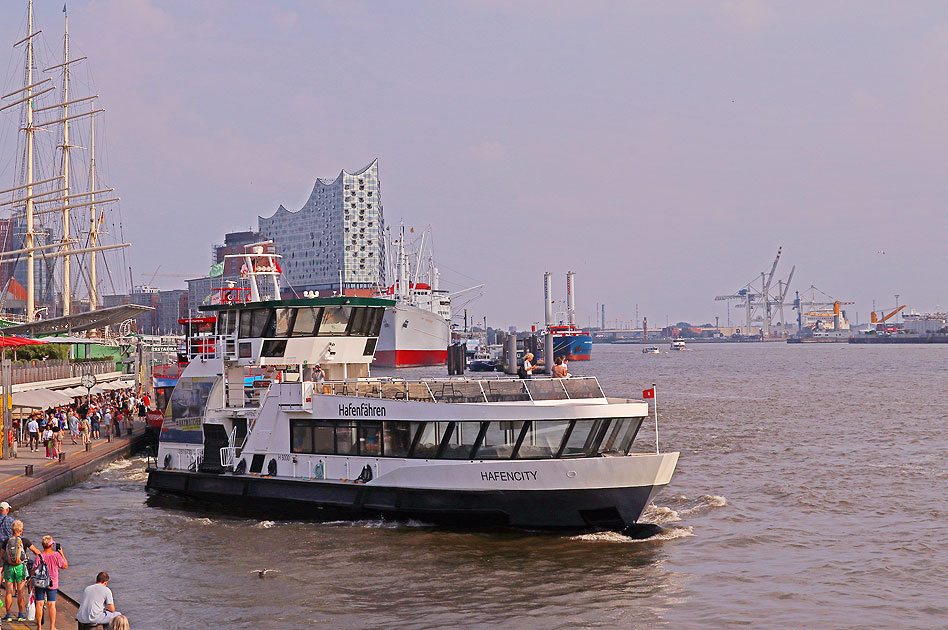 Die HADAG Hafenfähre an den Landungsbrücken in Hamburg