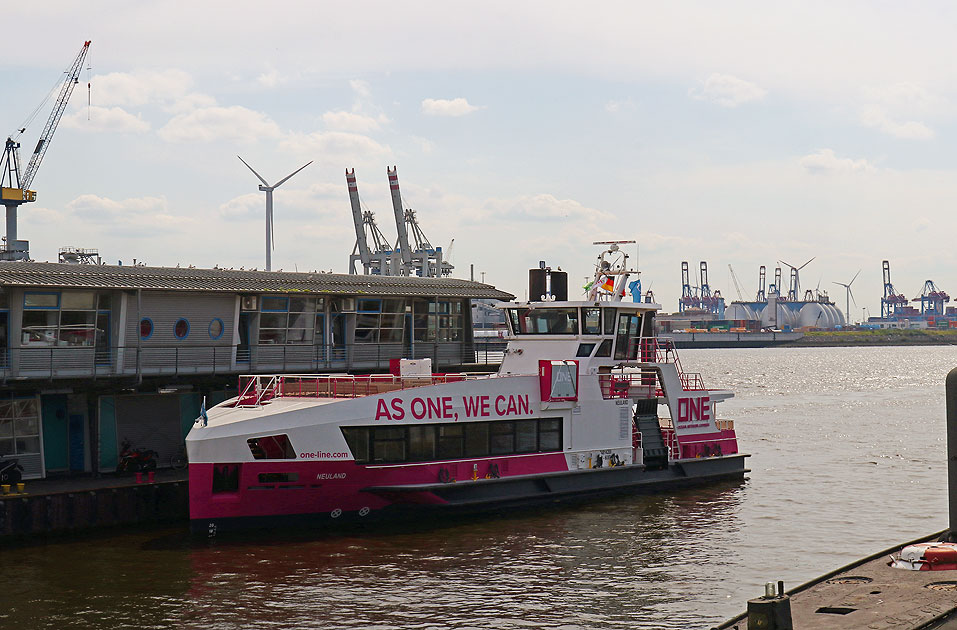Das HADAG Schiff Neuland am Betriebsanleger am Fischmarkt Altona