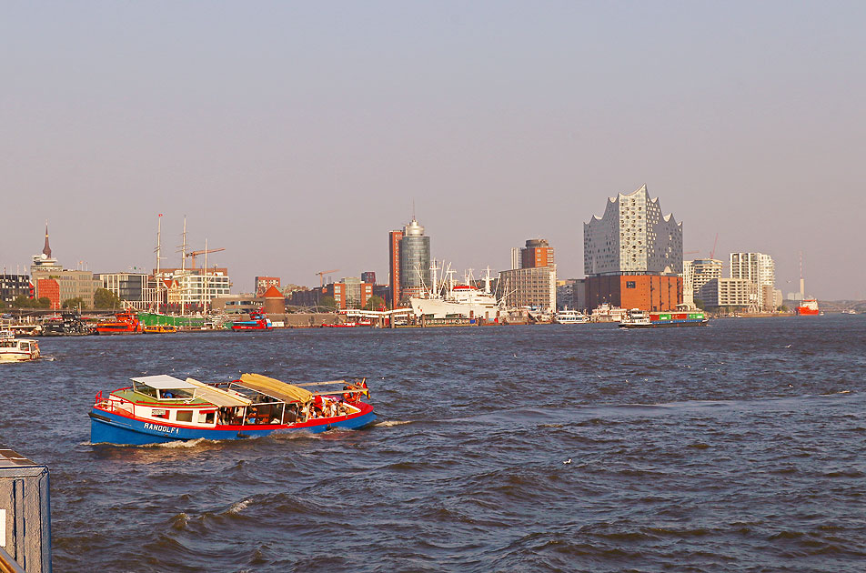 Die Barkasse Randolf 1 auf der Elbe im Hamburger Hafen an der Fischauktionshalle