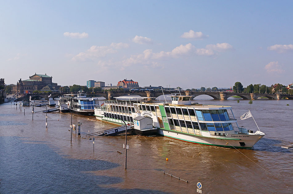 Das Schiff August der Starke der Sächsischen Dampfschiffahrt in Dresden