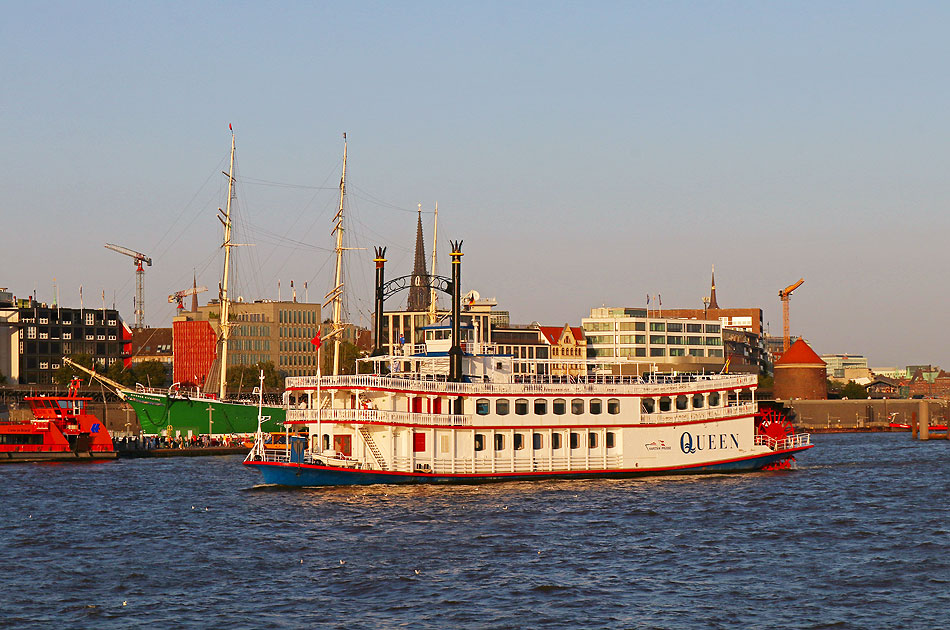 Die Queen von Kapitän Prüsse in Hamburg auf der Elbe vor den Landungsbrücken