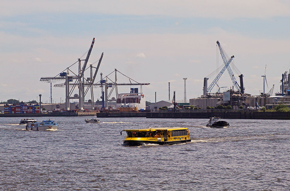 Das HADAG Schiff Reiherstieg an den St. Pauli Landungsbrücken