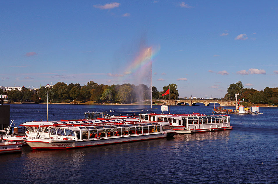 Der Alsterdampfer Alsterschipper am Jungfernstieg in Hamburg