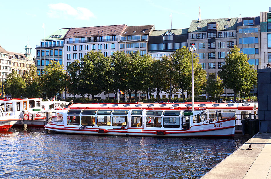 Der Alsterdampfer Aue am Hamburger Jungfernstieg