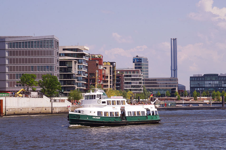 Das HADAG Schiff Kirchdorf in der Hafencity vor dem Anleger Elbphilharmonie
