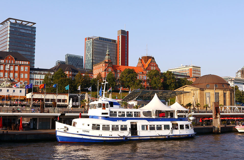 Das ehemalige HADAG Schiff Tonndorf heute Tonne an den St. Pauli Landungsbr&uuml;cken