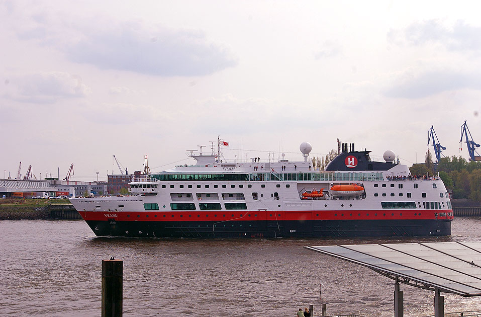 Das Schiff Fram von den Hurtigruten ist kein alltäglicher Gast im Hamburger Hafen
