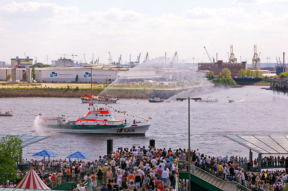 Der DGzRS Seenotrettungskreuzer John T. Essberger beim Hamburger Hafengeburtstag