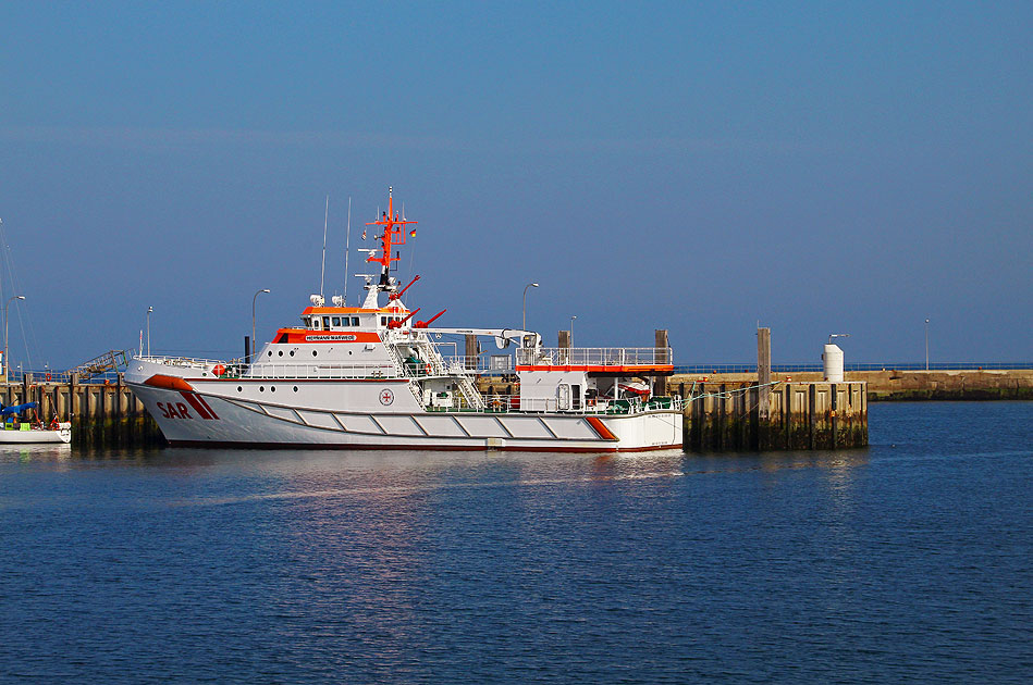 Der DGzRS Seenotrettungskreuzer Hermann Marwede im Hafen von der Insel Helgoland