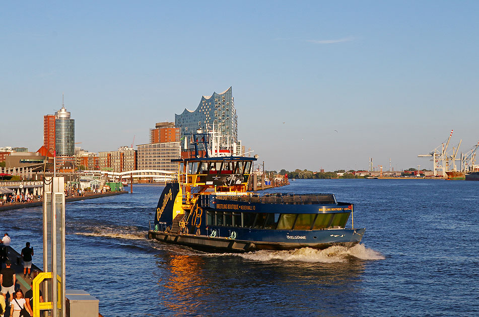 Das HADAG Schiff &Ouml;velg&ouml;nne in Hamburg an den Landungsbr&uuml;cken
