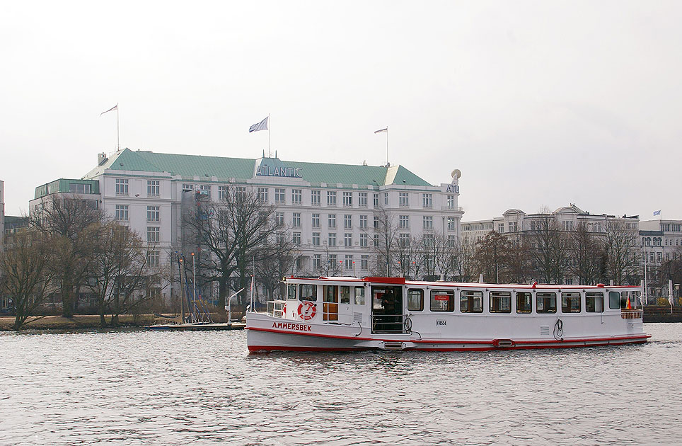 Der Alsterdampfer Ammersbek vor dem Hotel Atlantic in Hamburg auf der Außenalster