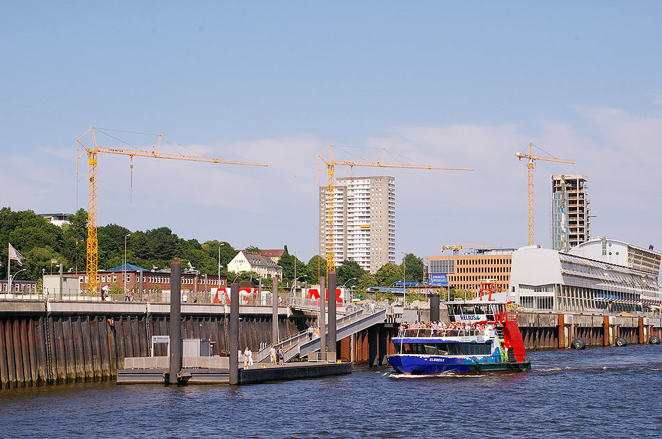 Das HADAG Schiff Elbmeile am Anleger Dockland in Hamburg