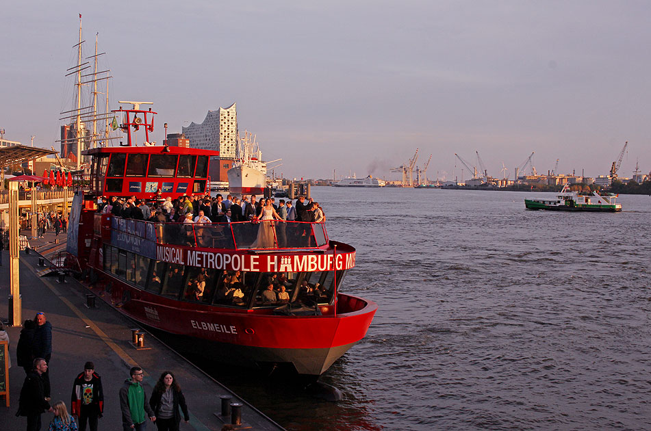 Das HADAG-Schiff Elbmeile an den St. Pauli Landungsbrücken