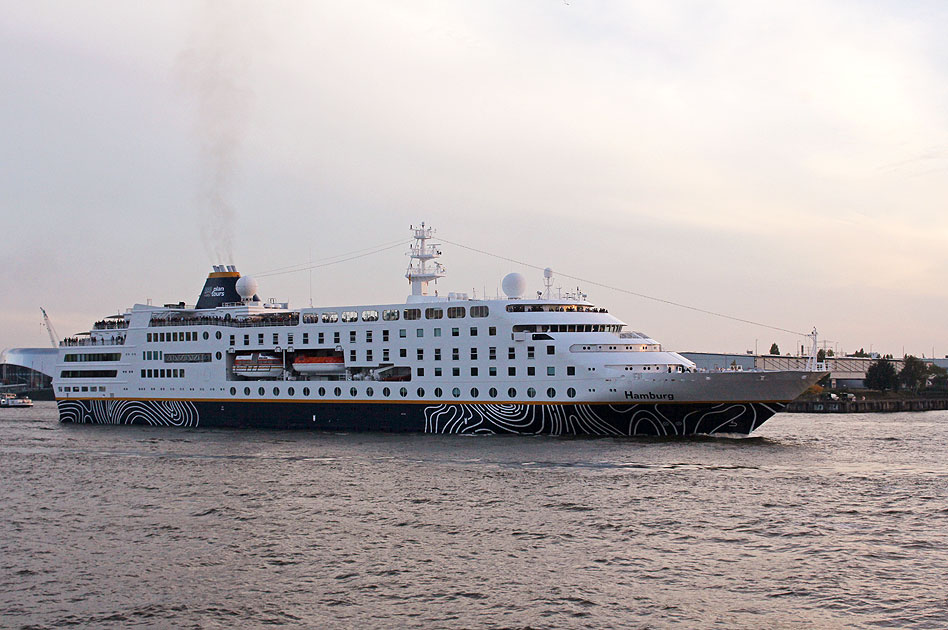 Das Kreuzfahrtschiff Hamburg von Plantours vor den Landungsbrücken