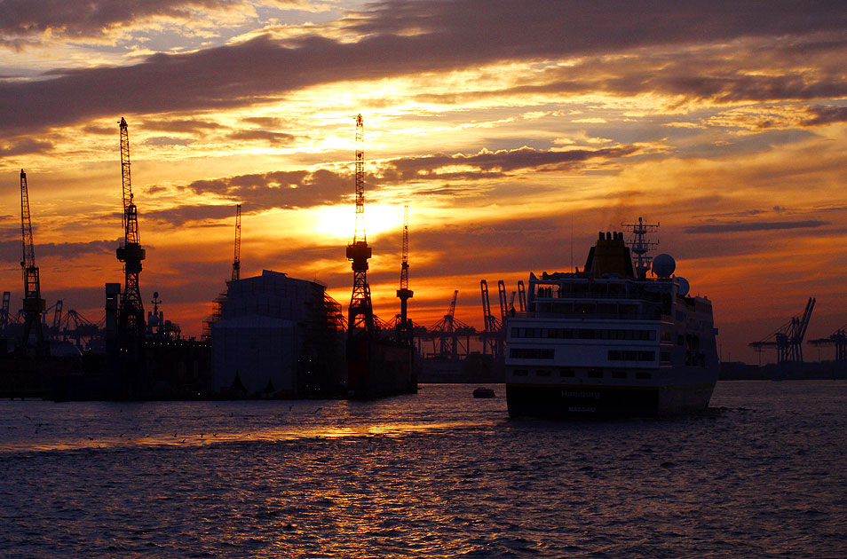 Das Kreuzfahrtschiff Hamburg von Plantours hinter den Landungsbrücken