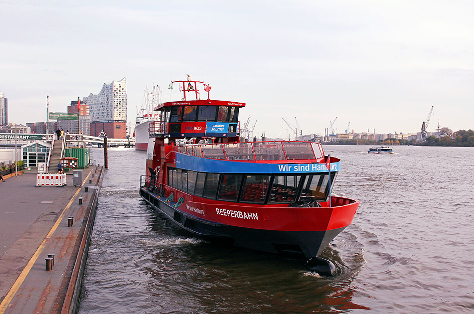 Das HADAG Schiff Reeperbahn an den St. Pauli Landungsbr&uuml;cken
