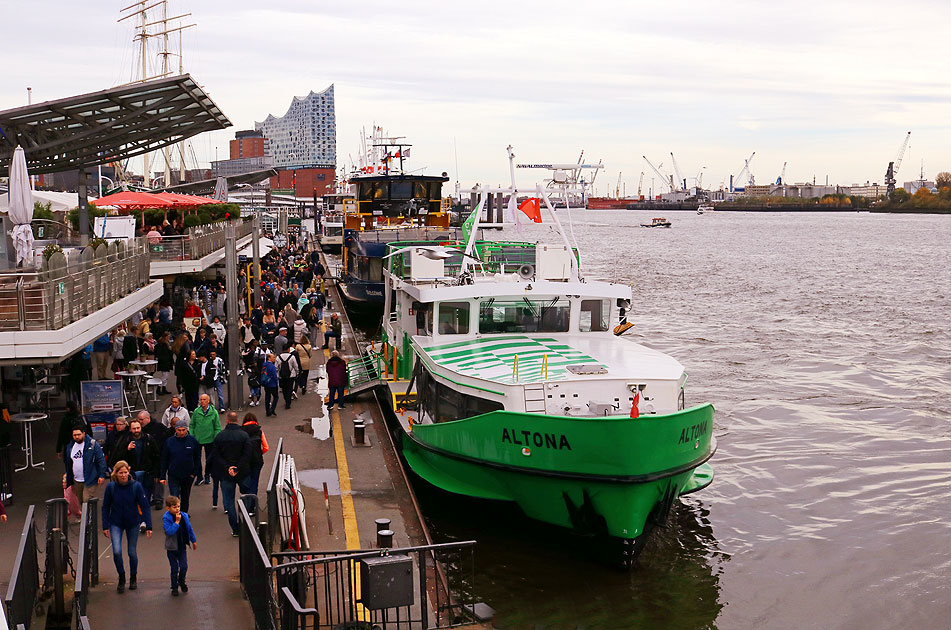 Das HADAG Schiff Altona an den St. Pauli Landungsbr&uuml;cken in Hamburg