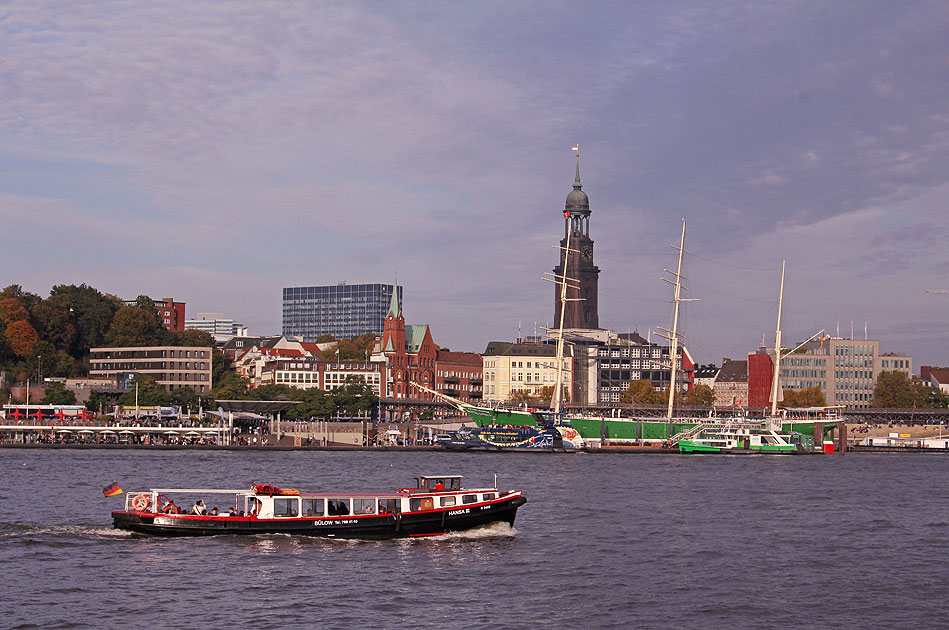 Die Barkasse Hansa III vor den St. Pauli Landungsbrücken