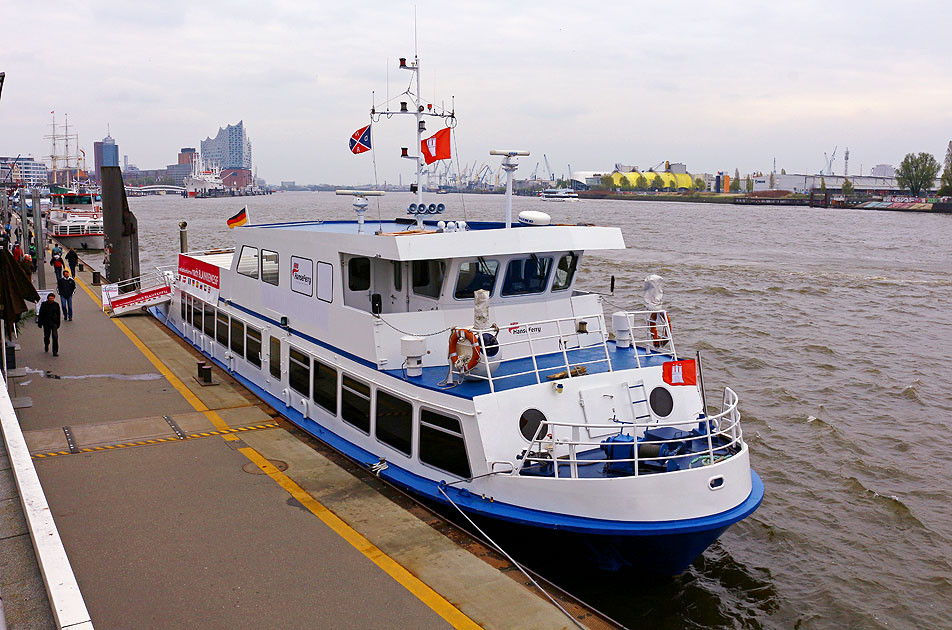 Das Schiff der FRS Hanseferry an den Landungsbrücken in Hamburg