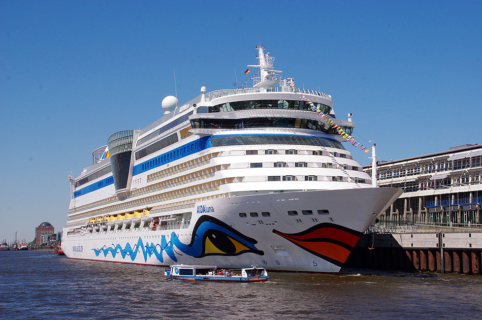 Die Aidaluna in Hamburg auf der Elbe am Kreuzfahrtterminal Altona