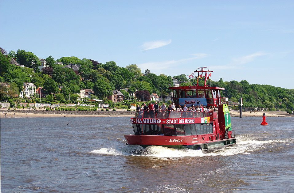 Das HADAG Schiff Elbmeile in Neumühlen/Övelgönne