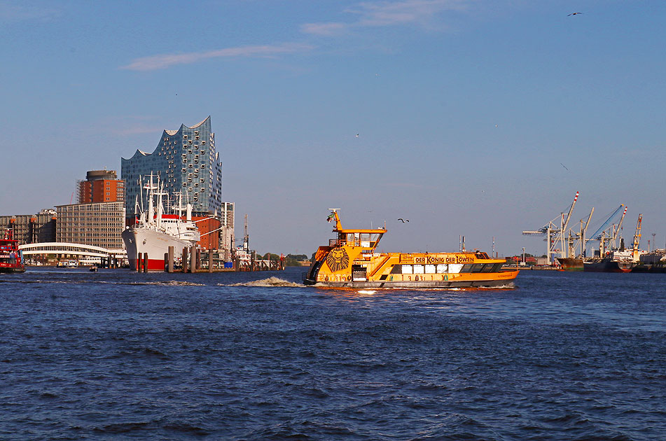 Das HADAG Schiff Altenwerder auf der Elbe in Hamburg