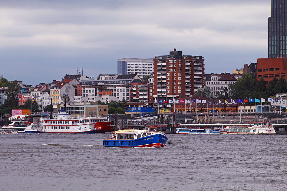 Die Barkasse Elli Glitscher in Hamburg auf der Elbe