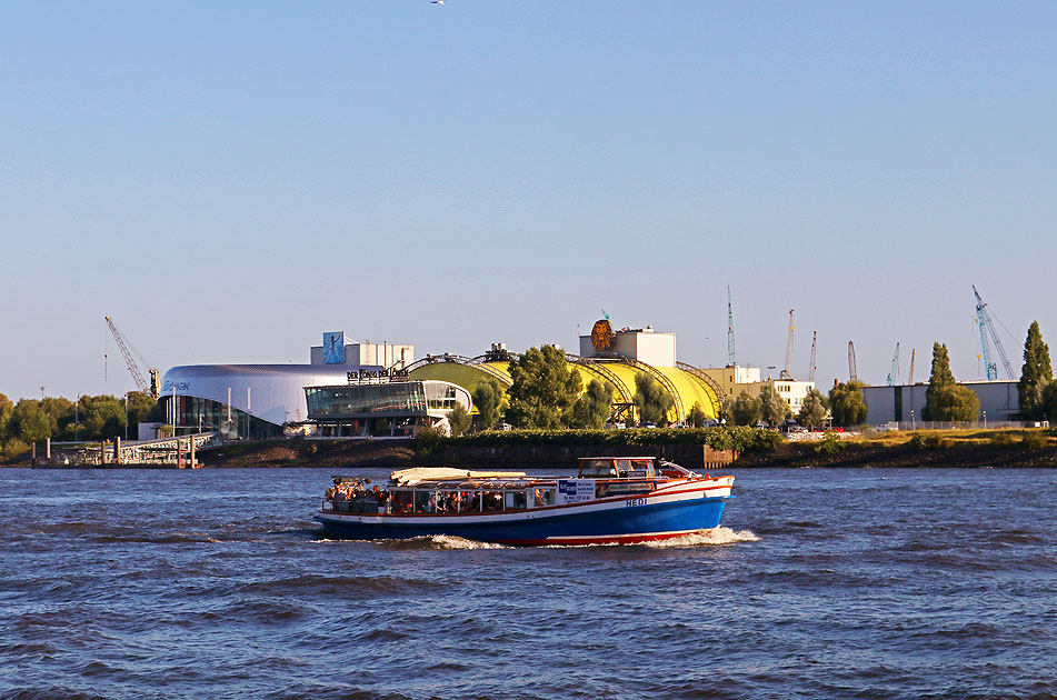Die Barkasse Hedi auf der Elbe an den Landungsbrücken