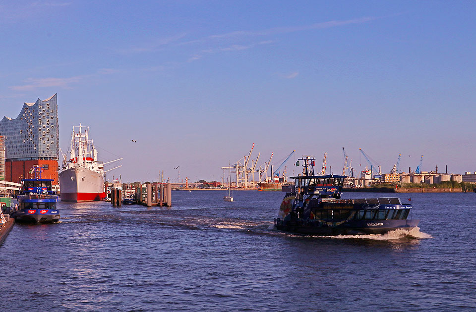 Das HADAG Schiff Oortkaten an den St. Pauli Landungsbrücken