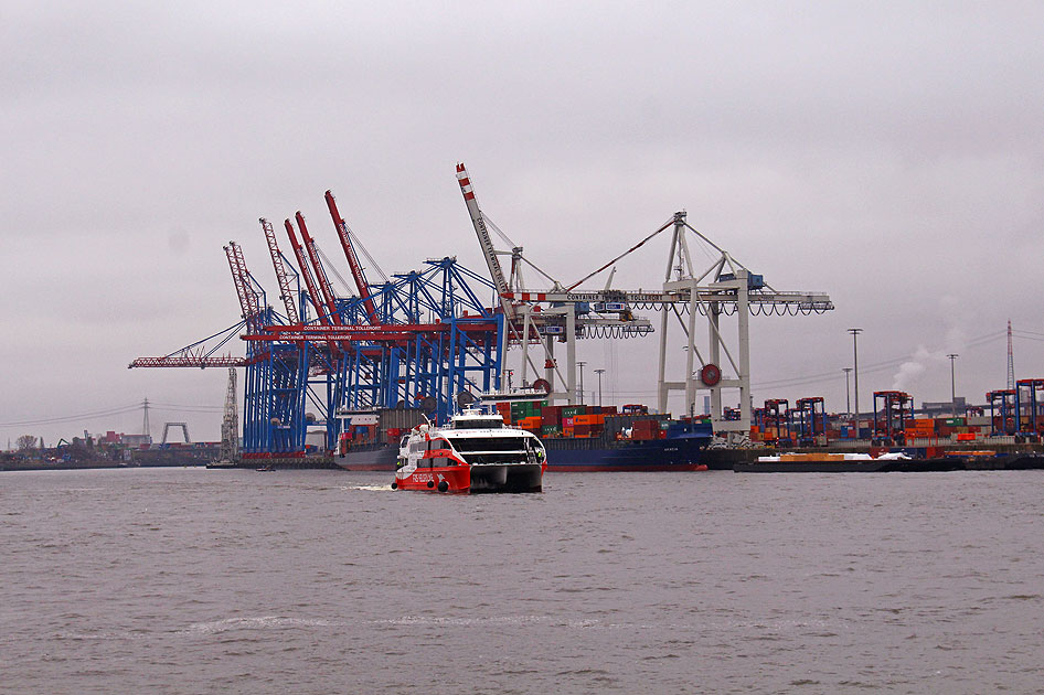 Der Halunder Jet im Hamburger Hafen am Container Terminal Tollerort