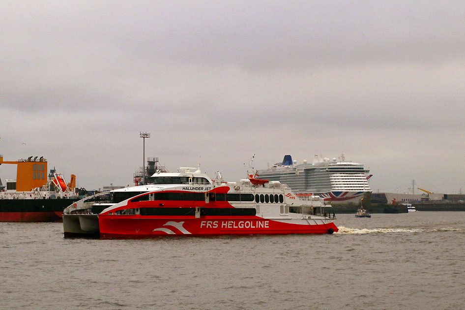 Der Halunder Jet im Hamburger Hafen mit einem Kreuzfahrtschiff