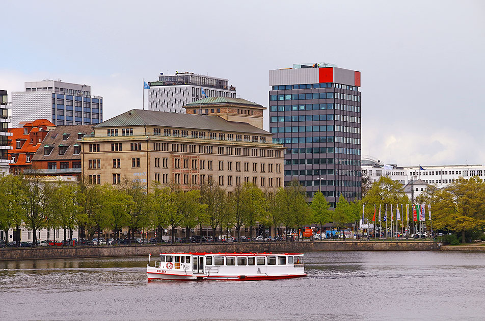 Der Alsterdampfer Sielbek auf der Binnenalster in Hamburg