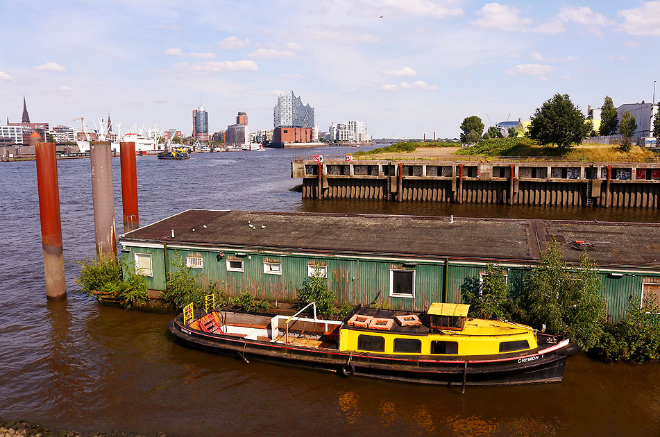 Die Barkasse Cremon I in Hamburg-Steinwerder