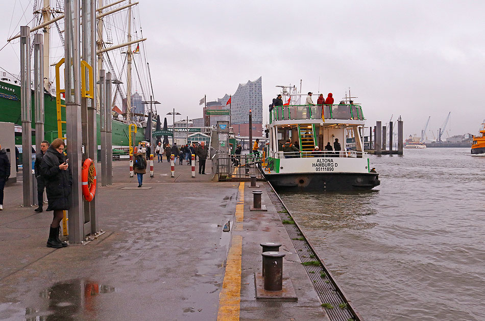 Das HADAG Schiff Altona an den St. Pauli Landungsbr&uuml;cken in Hamburg