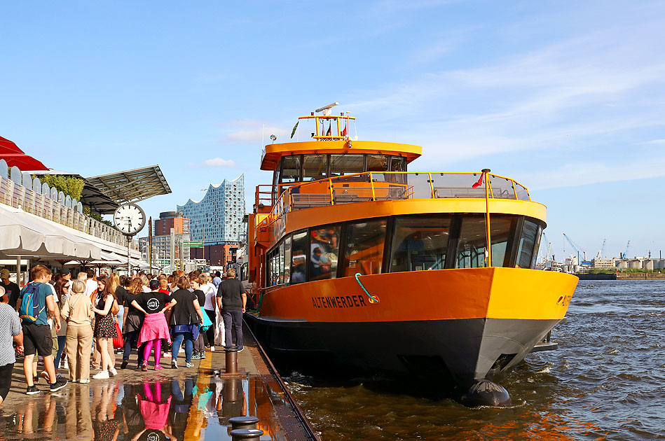 Das HADAG Schiff Altenwerder an den St. Pauli Landungsbrücken in Hamburg
