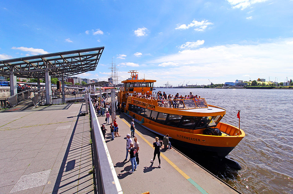 Das HADAG-Schiff Altenwerder an den St. Pauli Landungsbrücken